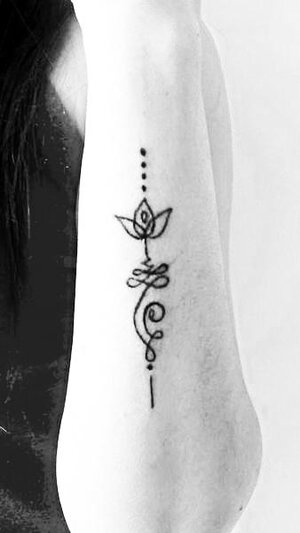 Tatuaje en brazo de unalome