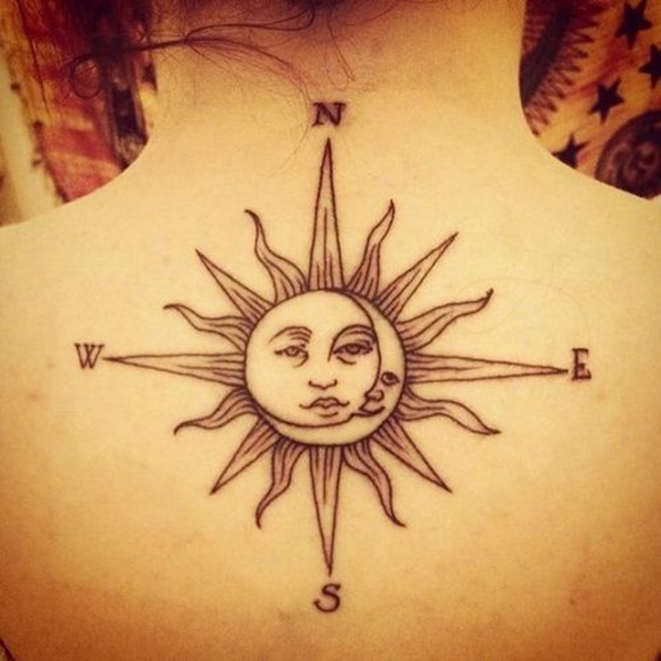 Tatuaje en costado de espalda de mujer con rosa de los vientos y sol y luna