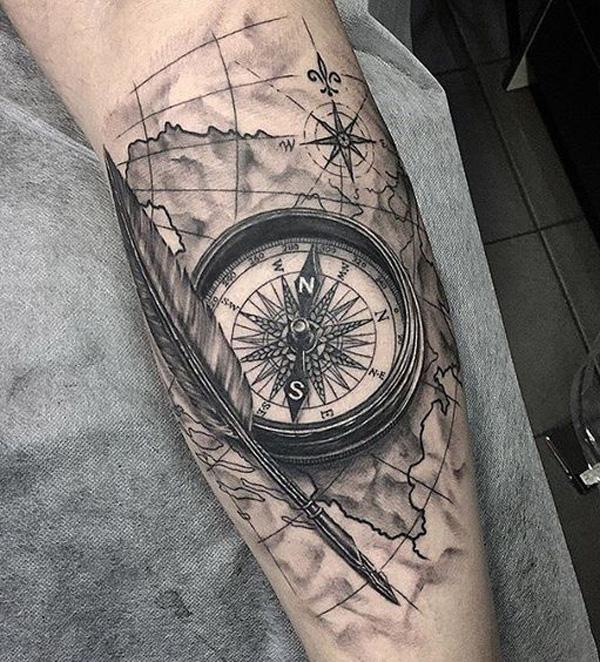 Mapa y brújula en un tatuaje con flor de los vientos