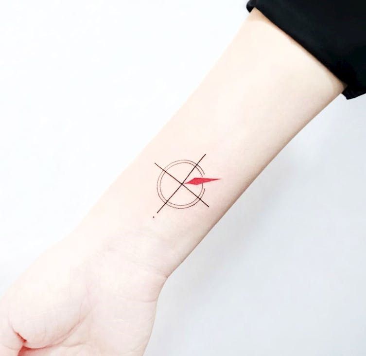 tatuaje minimalista con toque de color rojo