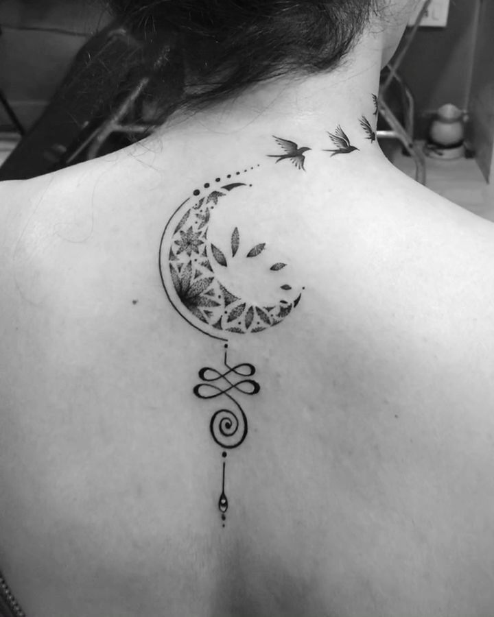Hermoso tatuaje en espalda de mujer