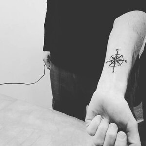 Tatuaje de Rosa de los vientos en Brazo