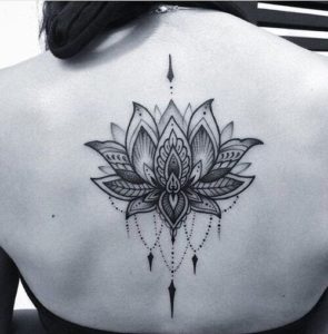 Tatuaje de Flor de loto mandala en espalda mujer