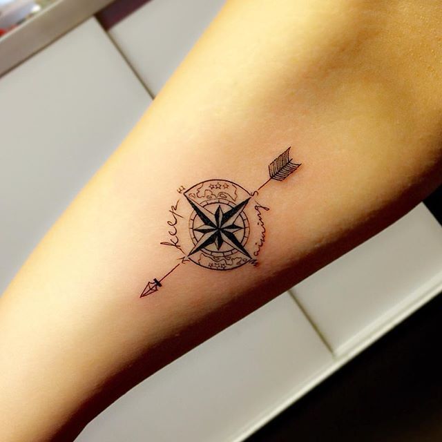 tatuaje minimalista con flecha y rosa de los vientos
