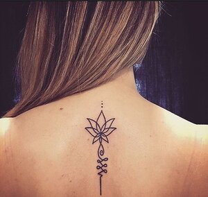 Tatuaje en espalda de unalome