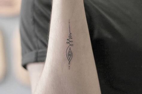 Tatuaje en brazo de unalome