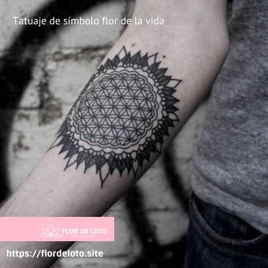 Tatuaje de Flor de la Vida en un mandala sobre brazo