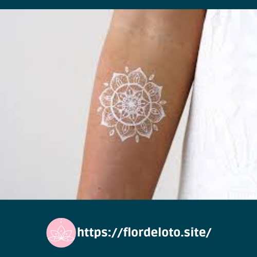 flor de loto blanca y su significado en tatuaje en novias