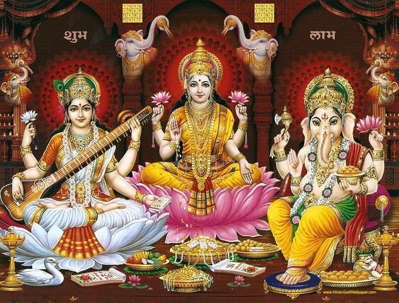 La diosa Sarasvati a la izquierda, con todos sus atributos, incluida la flor de loto blanca en una de sus manos