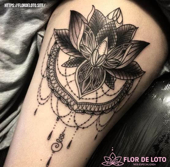 Otra opción de tatuaje de flor de loto color negra
