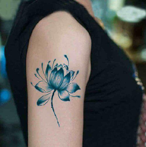Significado del tatuaje de flor de loto azul