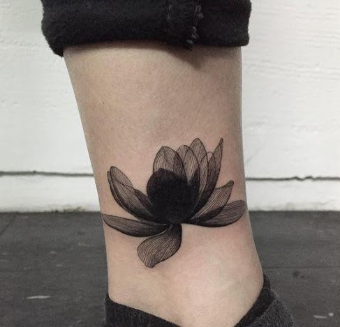 Hermoso tatuaje de flor de loto negra en pantorrilla