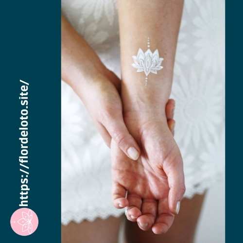 Novia con un tatuaje de flor de loto blanca, que significa pureza e inocencia.