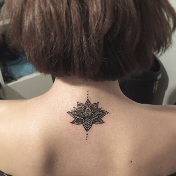 Descubre el significado de tatuarse una flor de loto color negro