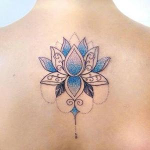Tatuaje Flor de loto azul en espalda