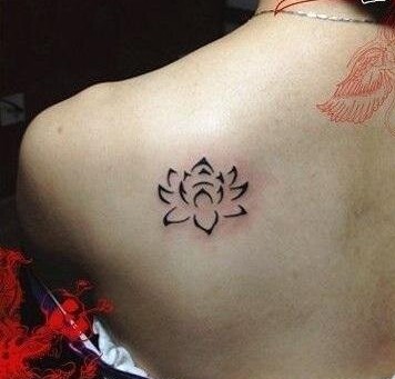 Tatuaje de Flor de Loto de estilo Tribal