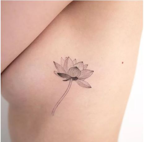 Tatuaje de la flor de loto de líneas finas