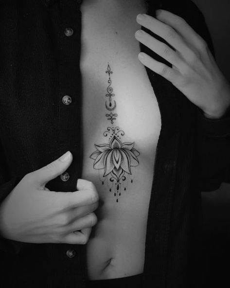 Tatuajes de la flores de loto en el pecho