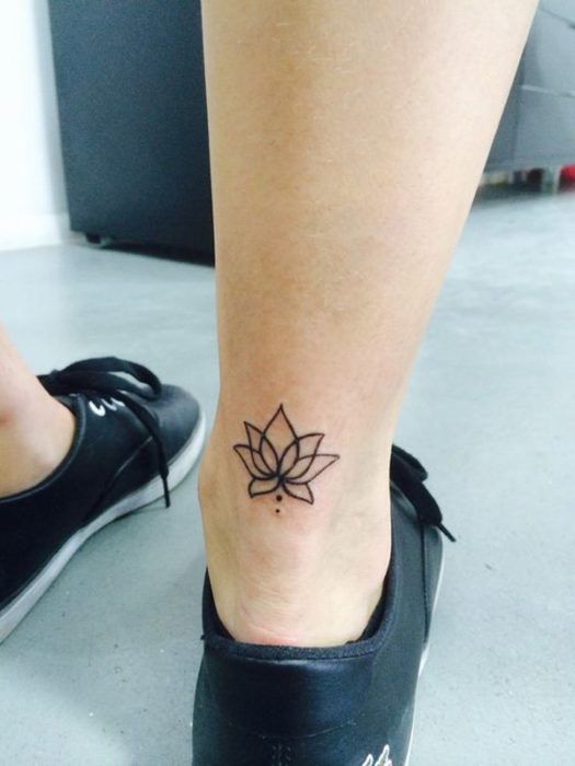 flor de loto en el tobillo