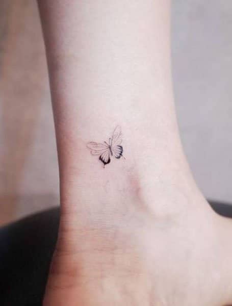 Tatuaje de mariposa pequeña en el tobillo