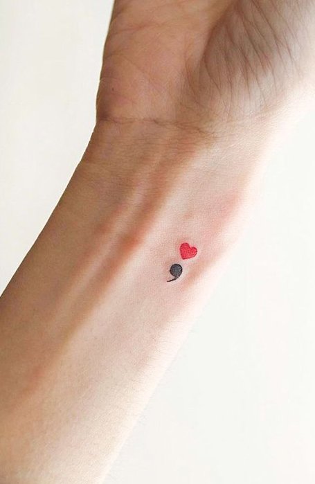 Tatuaje de corazón con punto y coma