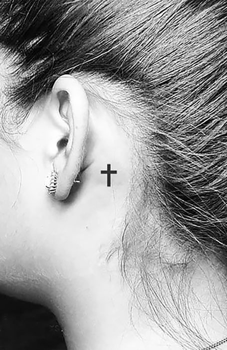 Tatuaje de una cruz pequeña para mujeres