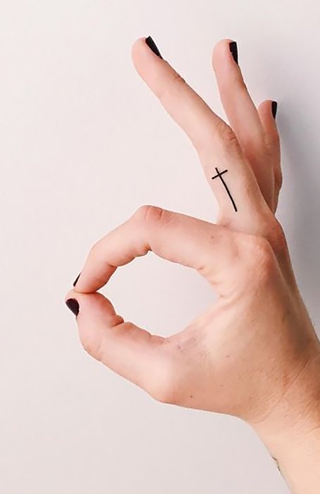 Tatuaje de una pequeña cruz