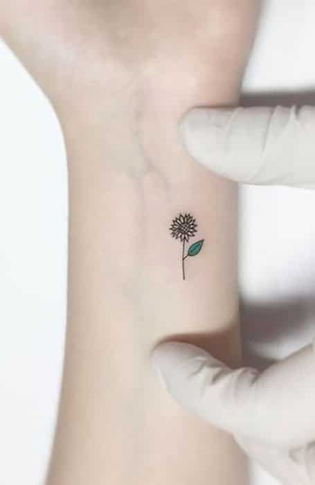 Tatuaje de un pequeño girasol para mujeres