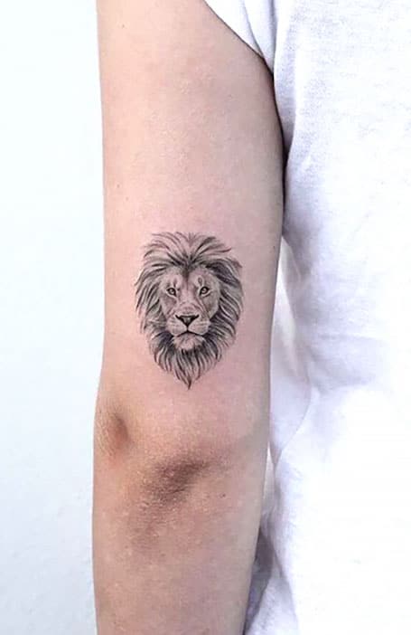 Tatuaje de león pequeño para mujeres