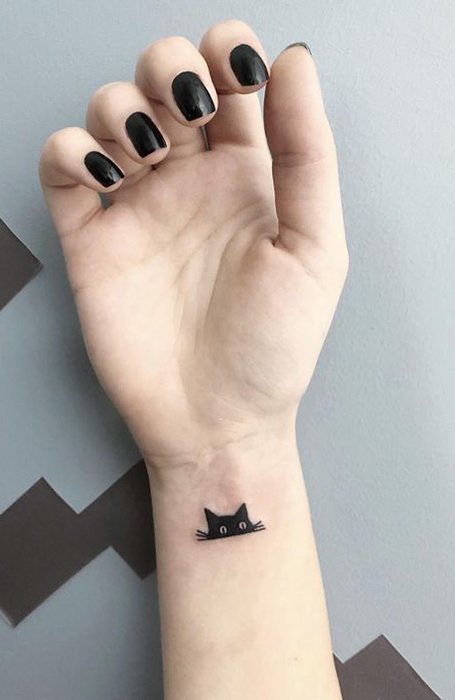 Tatuajes pequeños para mujeres de gato