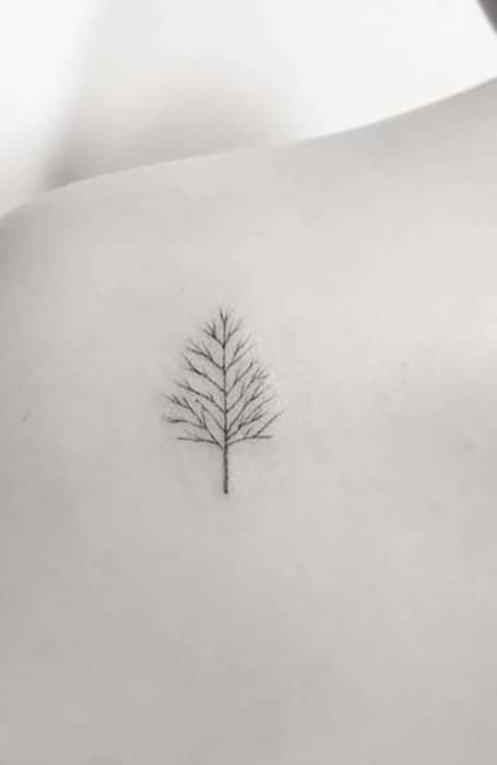 Tatuaje de árbol pequeño para mujeres