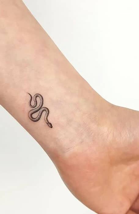 Tatuaje de serpiente pequeña