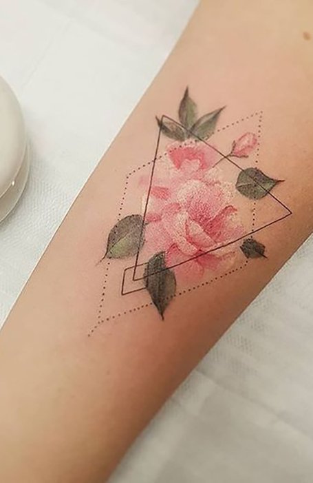 Tatuajes pequeños para mujeres geométricos