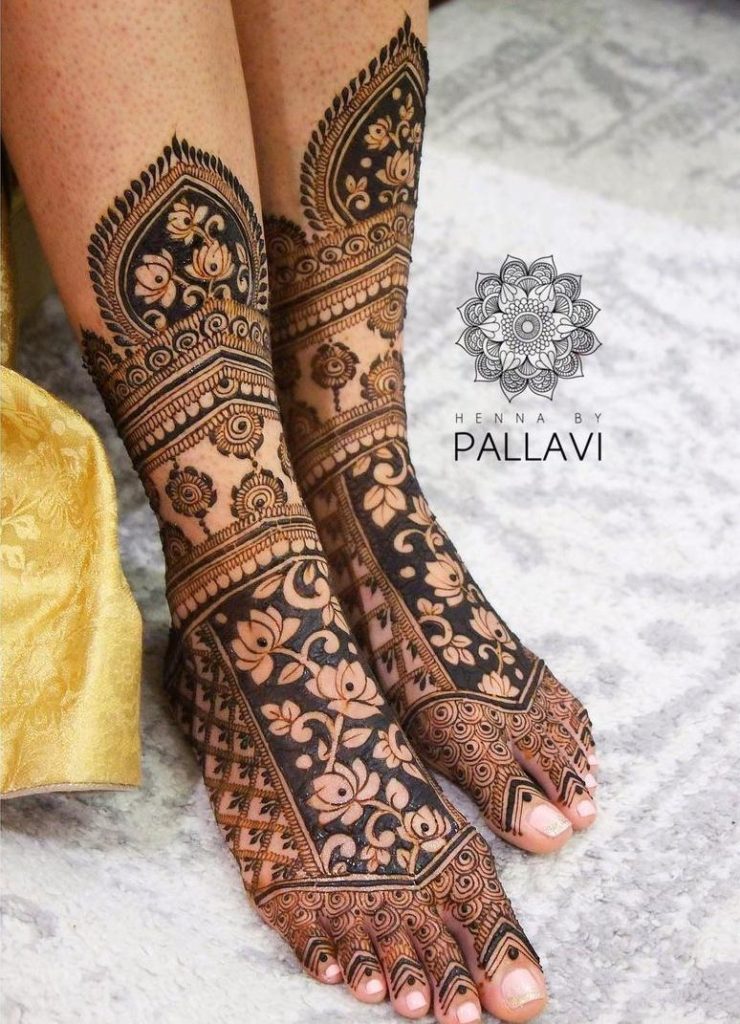 Diseño de mehndi de loto en flor en la pierna