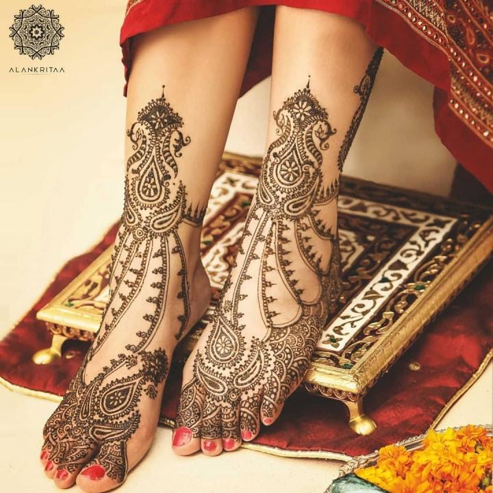 Diseño de mehndi árabe para tus pies