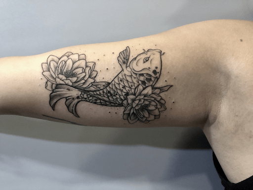 tattoo pez koi y flor de loto brazo