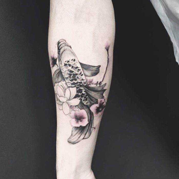 tattoo flor de loto y pez koi blanco