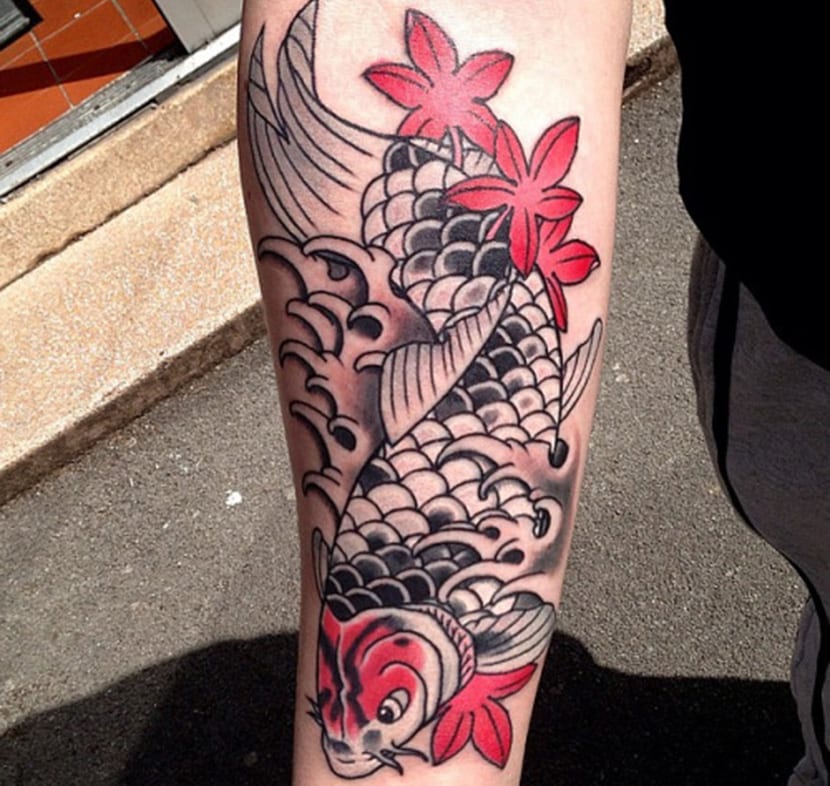 tattoo flor de loto y pez koi rojo