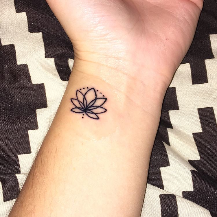 tatuaje de flor de loto con frase