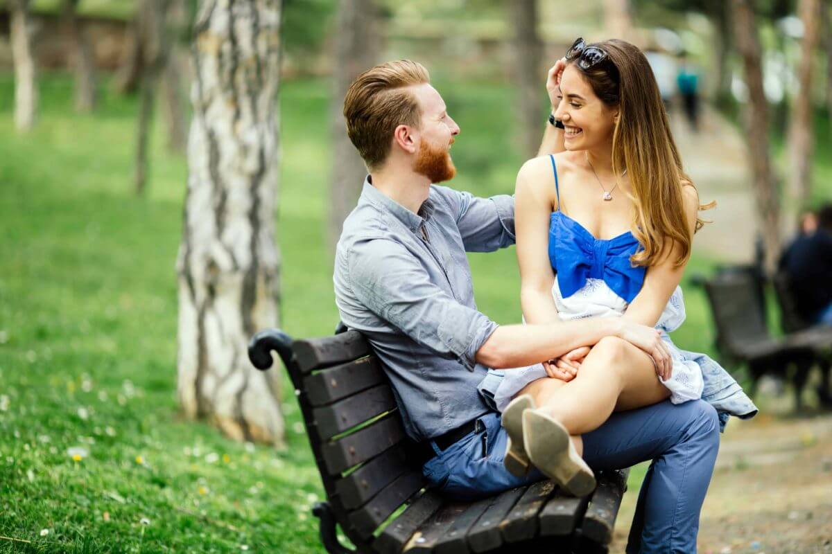 pareja romántica en el parque