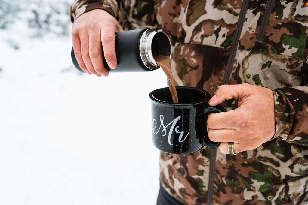 hombre vertiendo chocolate caliente en taza negra mr.