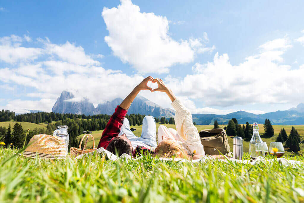 pareja romántica enamorada haciendo un picnic en la base de la montaña