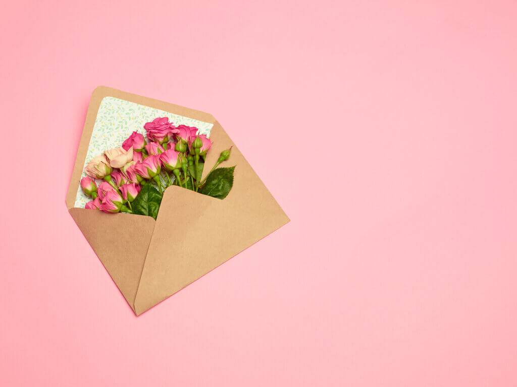 carta de amor con flores en el interior