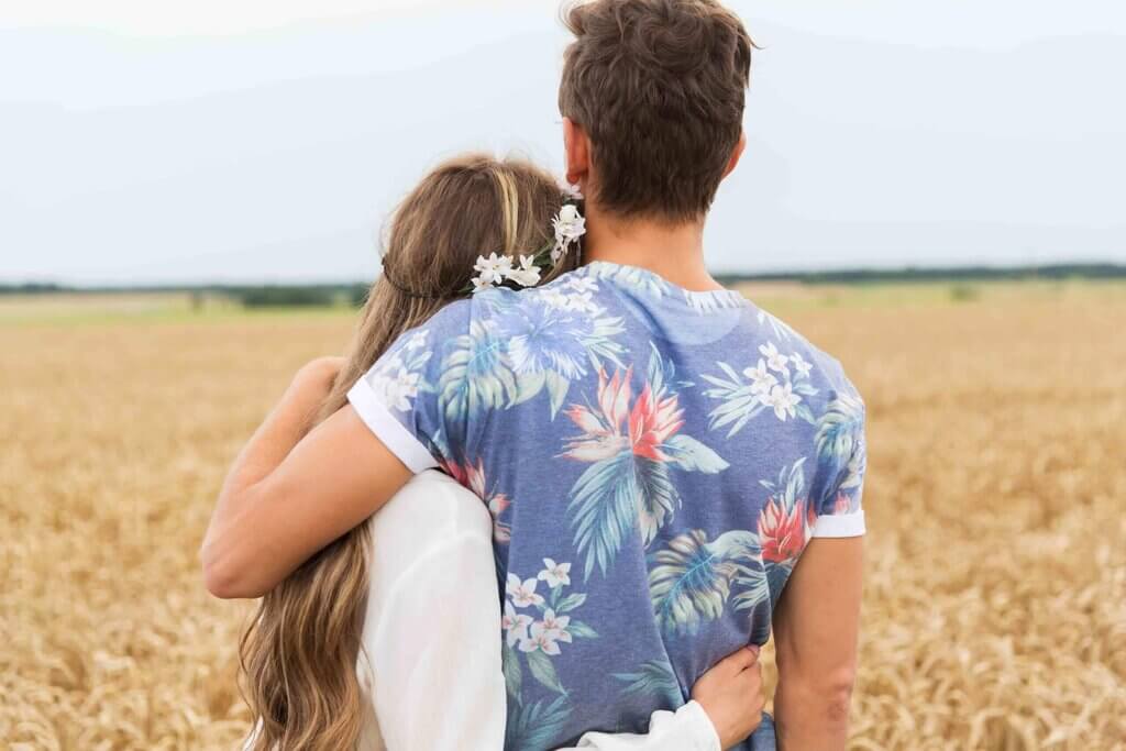 pareja abrazada en campo de trigo