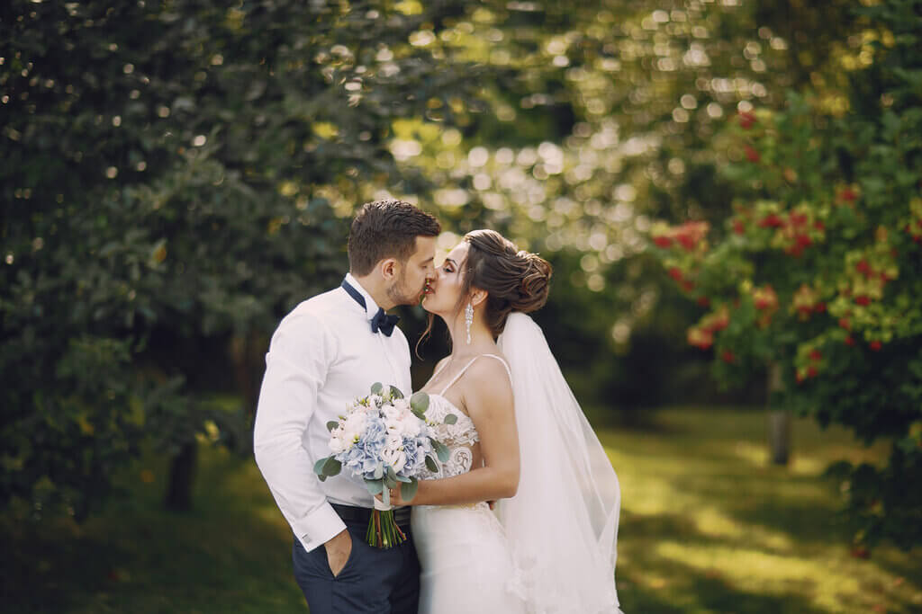 marido y mujer besándose durante el día de la boda
