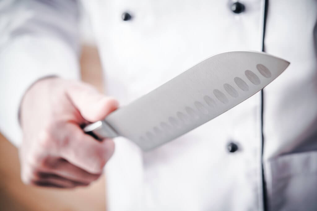 cuchillo de chef de cocina sostenido por un chef