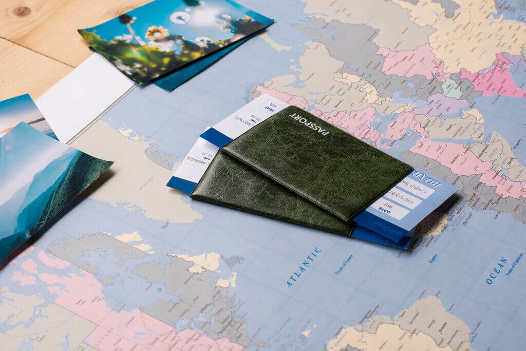 pasaportes y pases de boletos sobre el mapa