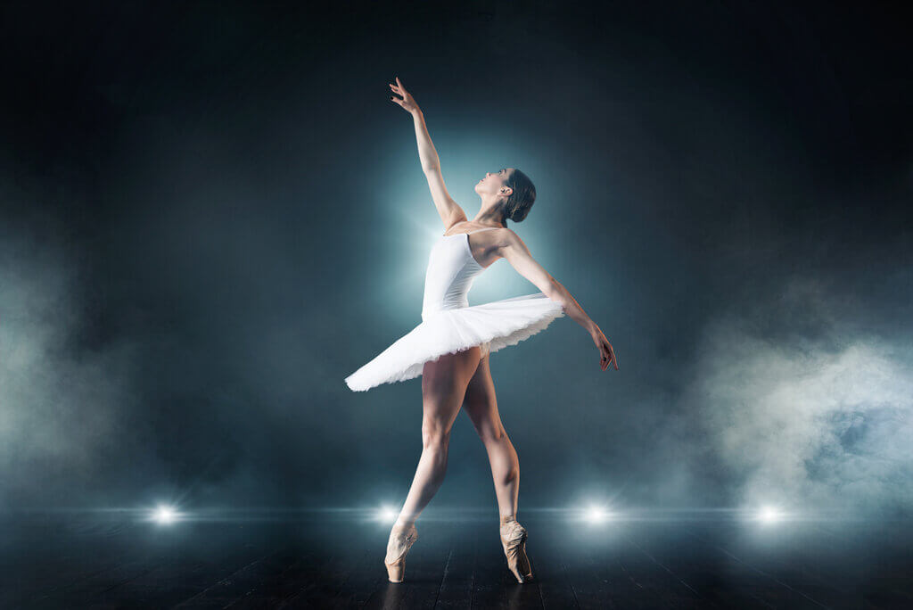 bailarina de ballet bailando en el escenario en el teatro