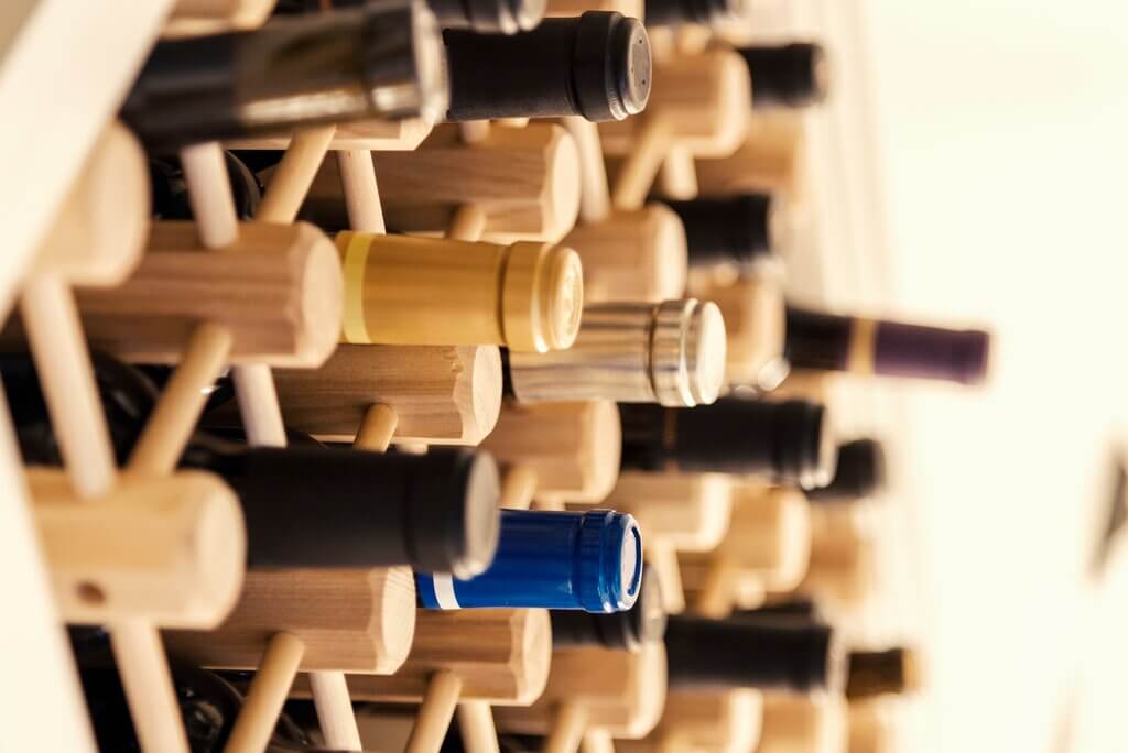 botellas de vino apiladas