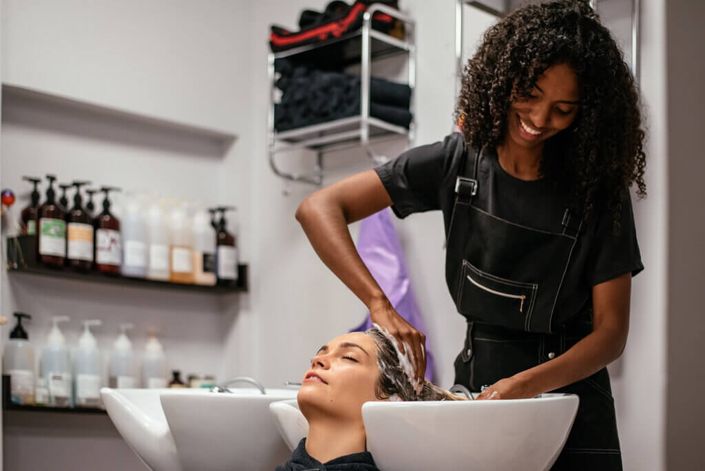 mujer lavándose el pelo en la peluquería